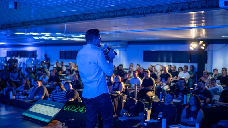 Empresários de academias em evento presencial