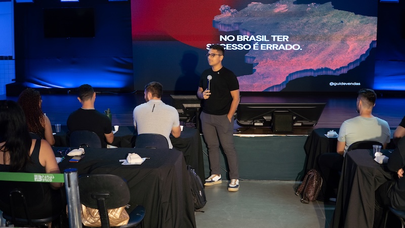 Donos de academias aprendendo estratégias de crescimento