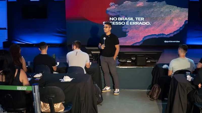 Donos de academias aprendendo estratégias de crescimento